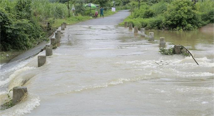 Mưa lũ cuốn trôi xe tải đi qua đập tràn ở Thanh Hóa, nữ công nhân bị đuối nước - Ảnh 3.