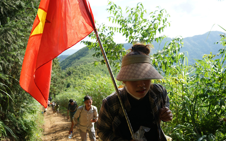 Tay không bới bùn tìm đồng bào bị vùi lấp ở Nậm Lúc, Lào Cai - Ảnh 1.