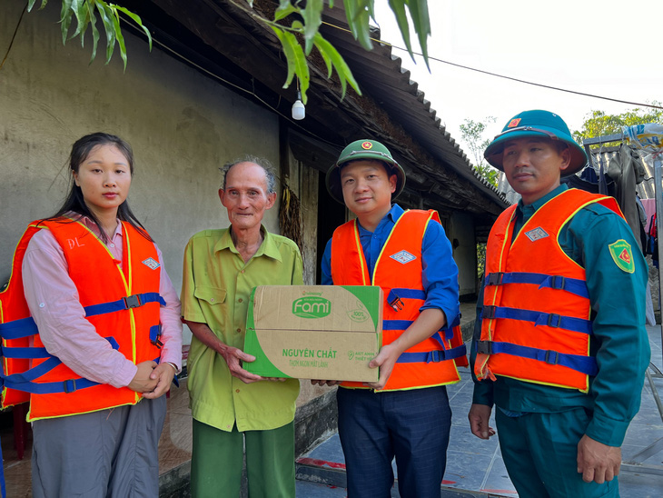 Vở viết, balo, đồ dùng học tập đến với học sinh vùng lũ Yên Bái - Ảnh 5.