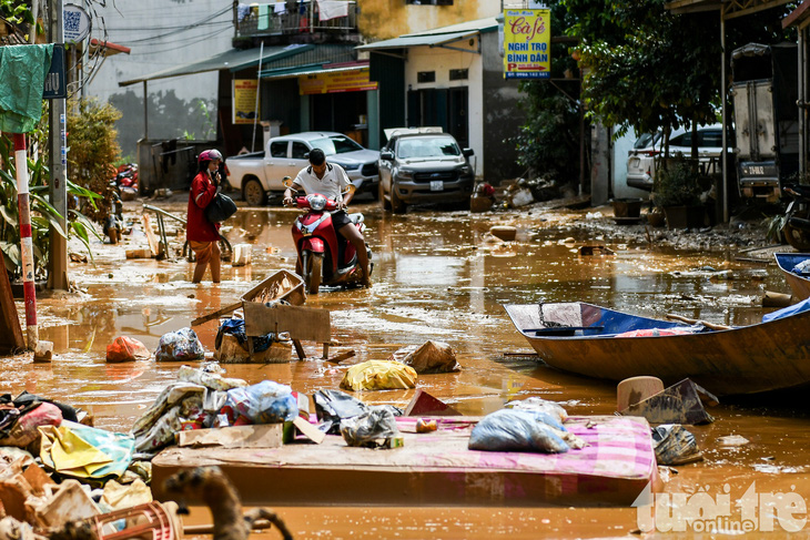 Dưới lớp bùn lũ, người dân Yên Bái cố gắng vớt vát tài sản còn sót lại - Ảnh 3.