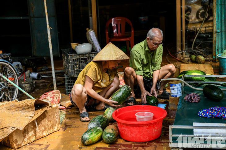 Dưới lớp bùn lũ, người dân Yên Bái cố gắng vớt vát tài sản còn sót lại - Ảnh 22.