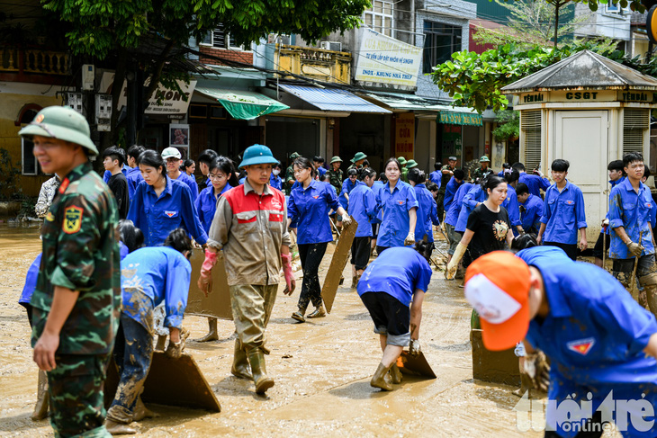 Dưới lớp bùn lũ, người dân Yên Bái cố gắng vớt vát tài sản còn sót lại - Ảnh 19.