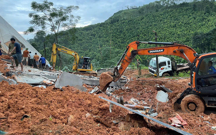 Sơ tán 500 người trong đêm sau tiếng nổ lớn trên núi - Ảnh 2.