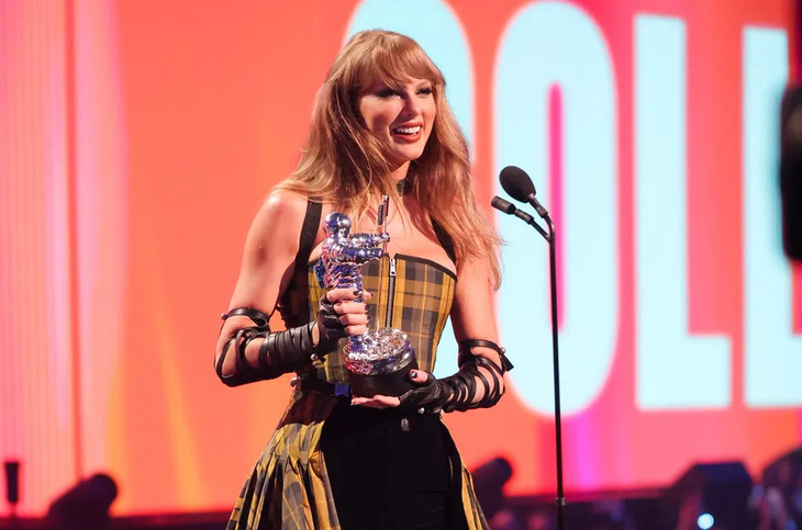 taylor-swift-best-collab-mtv-vmas-2024-billboard-1548-1726134294829375218201.jpg