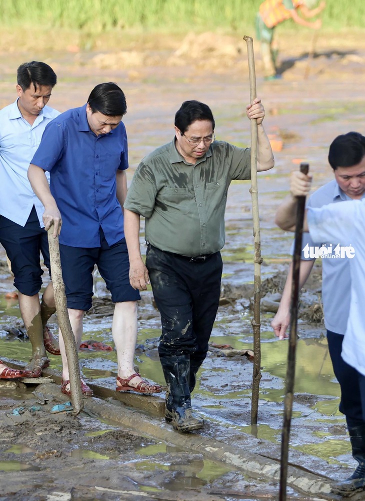 Thủ tướng tới Làng Nủ - nơi xảy ra trận lũ quét đau thương - Ảnh 2.
