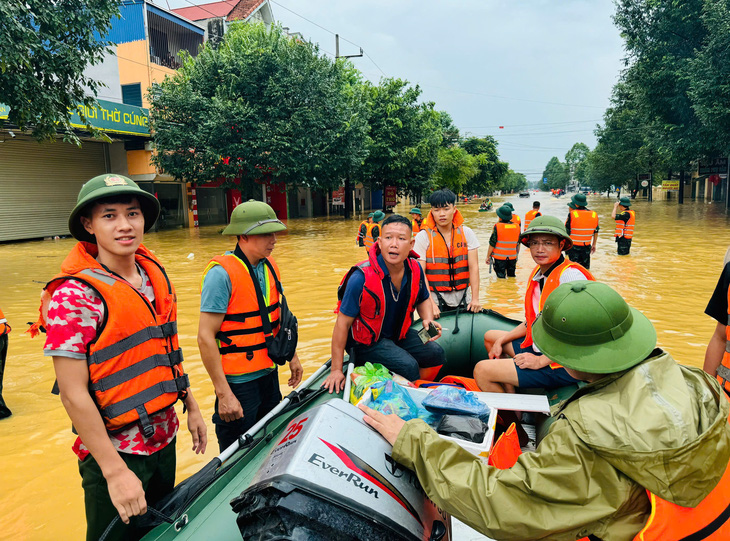 Bộ trưởng Bộ Công an biểu dương cán bộ, chiến sĩ nỗ lực phòng chống, khắc phục hậu quả bão số 3 - Ảnh 6.