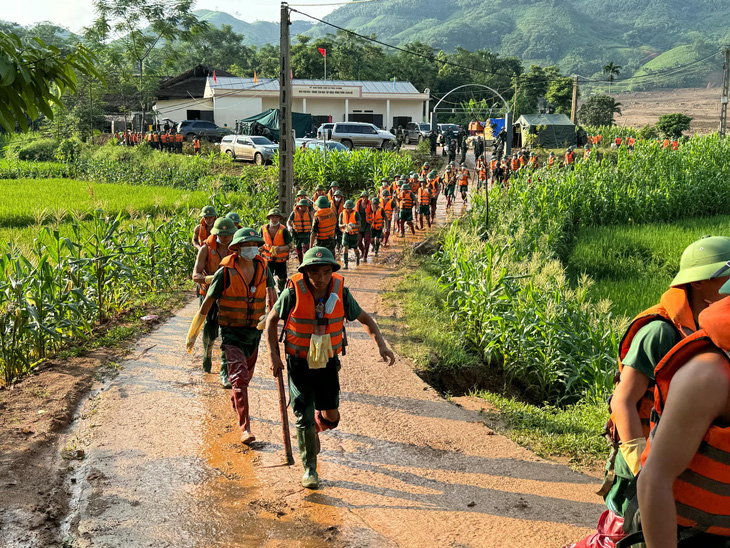 Phát hiện thêm 8 người thoát nạn trong vụ sạt lở Làng Nủ - Ảnh 1.