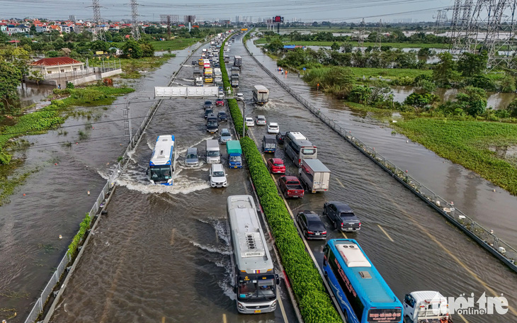 Lối thoát nước như ruộng rau, rừng cây, người dân nói: TP Quảng Ngãi không ngập mới lạ - Ảnh 8.