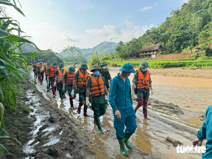 Người thoát nạn trong vụ sạt lở Làng Nủ: Mọi thứ quá nhanh, chỉ trong vài phút, cả làng bị sập hết - Ảnh 12.