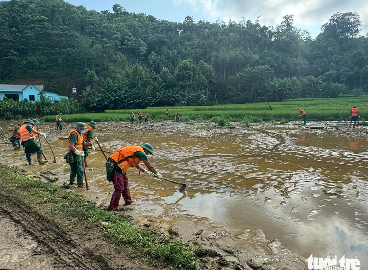 Người thoát nạn trong vụ sạt lở Làng Nủ: Mọi thứ quá nhanh, chỉ trong vài phút, cả làng bị sập hết - Ảnh 9.