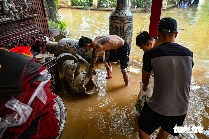 Tiểu thương ở Bát Tràng xót xa đập bỏ những cặp lục bình cả trăm triệu bị vỡ, mẻ do lũ - Ảnh 17.