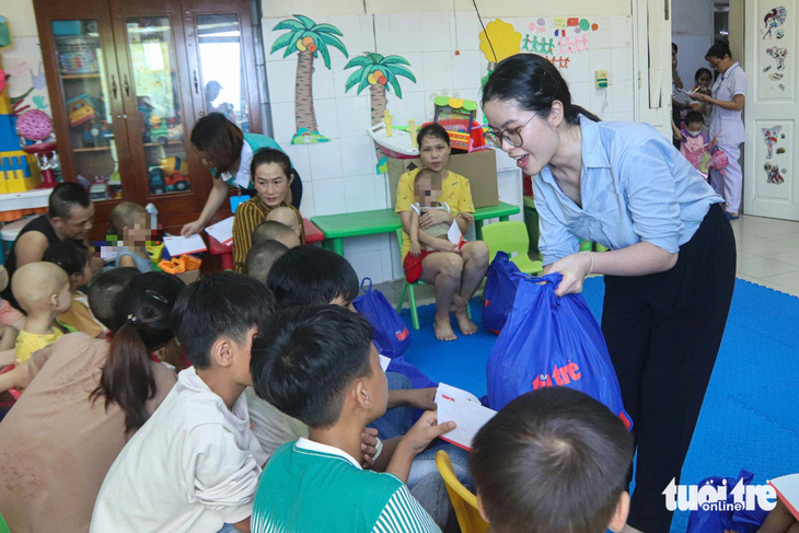 Bệnh nhi ung thư Đà Nẵng tíu tít nhận quà trung thu từ 'Ước mơ của Thúy' - Ảnh 5.