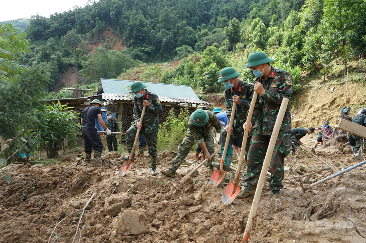 Tay không bới bùn tìm đồng bào bị vùi lấp ở Nậm Lúc, Lào Cai - Ảnh 2.