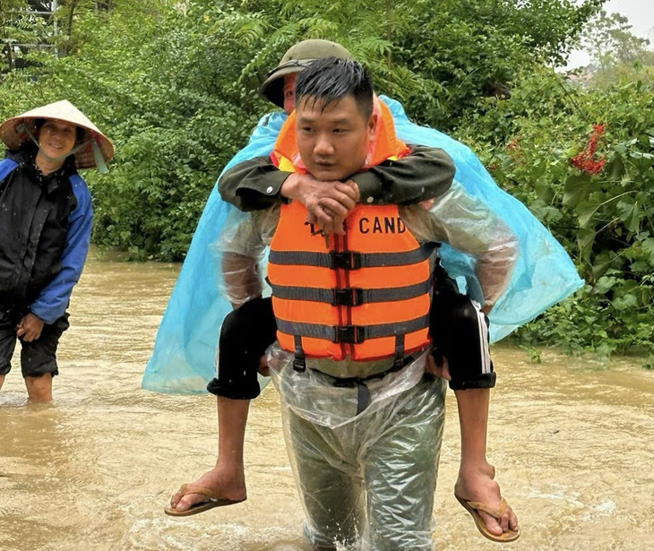 Bộ trưởng Bộ Công an biểu dương cán bộ, chiến sĩ nỗ lực phòng chống, khắc phục hậu quả bão số 3 - Ảnh 7.