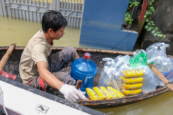 Sông Cầu trên báo động 3, cuộc sống của hơn 5.000 người đảo lộn - Ảnh 12.