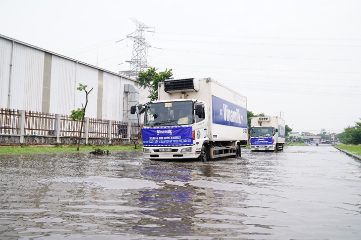 VINAMILK HỖ TRỢ SẢN PHẨM CHO NGƯỜI DÂN VÙNG BÃO LŨ - Ảnh 4.