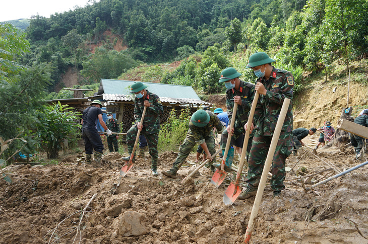 Lào Cai: Tạm đình chỉ công tác 2 chủ tịch xã vì né tránh trong phòng chống bão lũ - Ảnh 1.