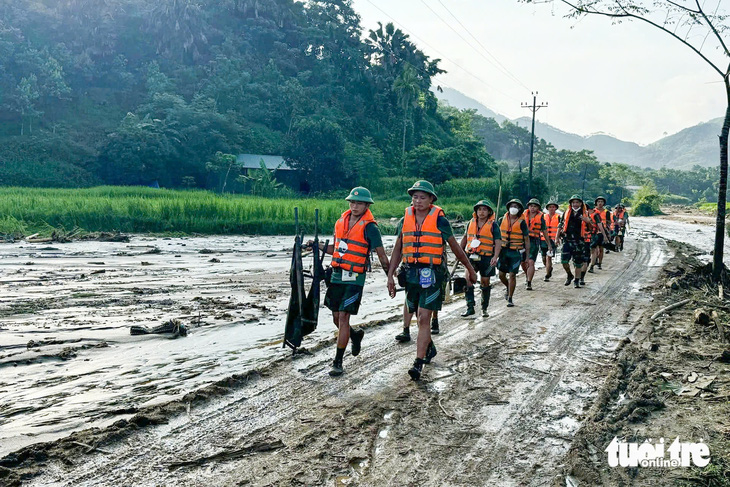 Người thoát nạn trong vụ sạt lở Làng Nủ: Mọi thứ quá nhanh, chỉ trong vài phút, cả làng bị sập hết - Ảnh 10.