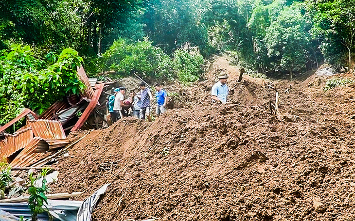 Sơ tán 500 người trong đêm sau tiếng nổ lớn trên núi - Ảnh 2.