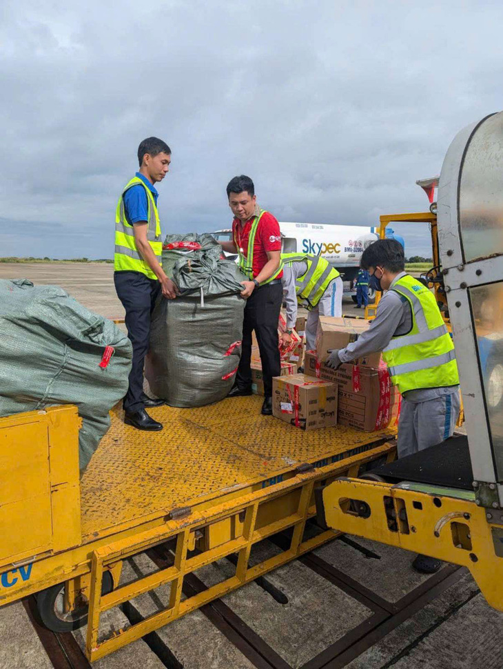 Vietjet đến với đồng bào vùng bão lũ - Ảnh 6.