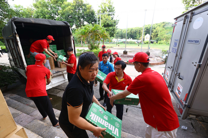 Vietjet đến với đồng bào vùng bão lũ - Ảnh 2.