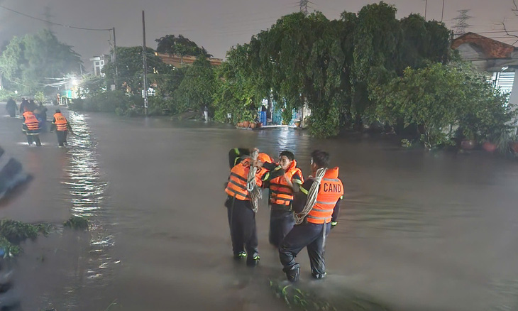 Người phụ nữ tử vong khi bị nước cuốn cùng ô tô bán tải - Ảnh 1.