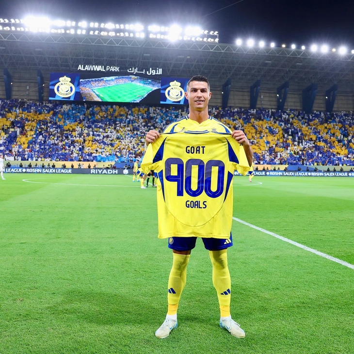 Ronaldo được CLB Al Nassr vinh danh sau cột mốc 900 bàn thắng - Ảnh 1.