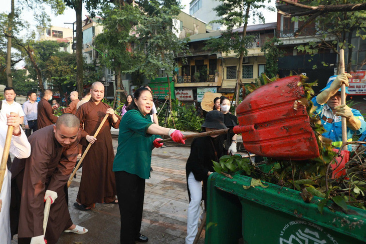 Bí thư Hà Nội cùng người dân thu dọn cành cây gãy đổ sau bão - Ảnh 3.