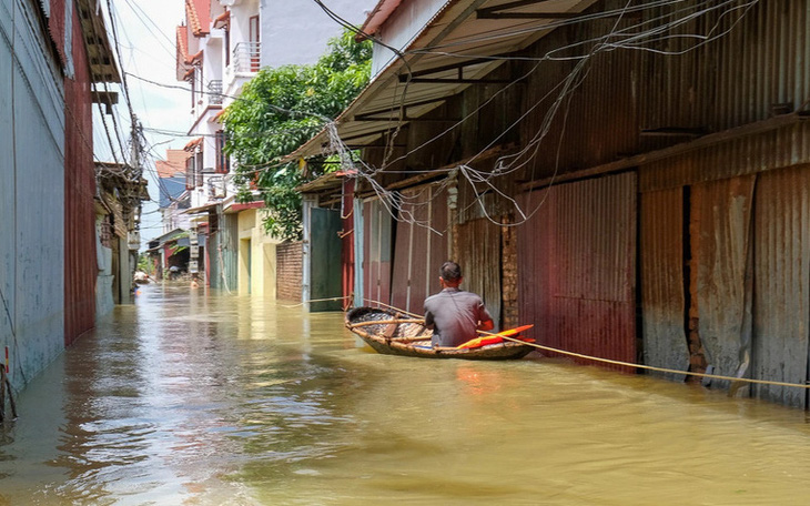 Lũ các sông miền Bắc xuống chậm nên vẫn còn ngập vùng trũng thấp, ngoài đê - Ảnh 2.