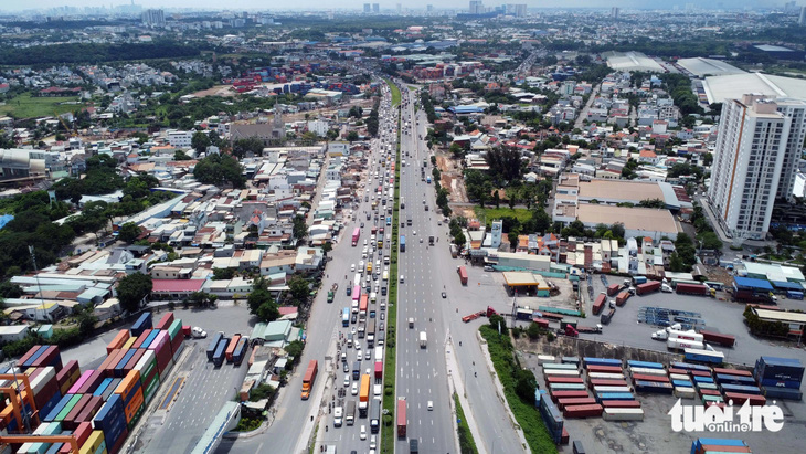 Cuộn thép rơi xuống mặt cầu Đồng Nai, hàng ngàn xe ùn ứ kéo dài - Ảnh 4.