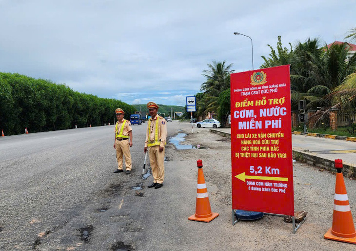 Cảnh sát giao thông Quảng Ngãi mở quán cơm miễn phí cho các đoàn xe cứu trợ bão lũ miền Bắc - Ảnh 1.