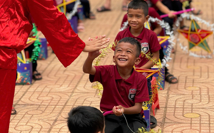 Phó bí thư Thành ủy Nguyễn Phước Lộc vui Tết trung thu cùng hàng trăm em nhỏ - Ảnh 2.