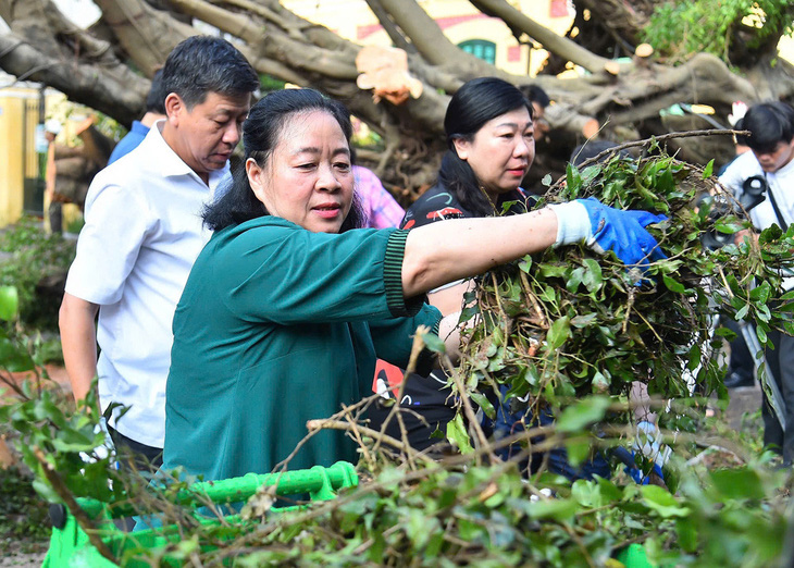 Bí thư Hà Nội cùng người dân thu dọn cành cây gãy đổ sau bão - Ảnh 2.