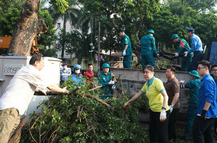 Bí thư Hà Nội cùng người dân thu dọn cành cây gãy đổ sau bão số 3 - Ảnh 4.