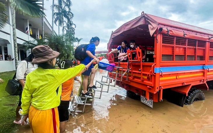 Việt Nam thăm hỏi tình hình ngập lụt, sạt lở do mưa lũ kéo dài tại Lào - Ảnh 2.