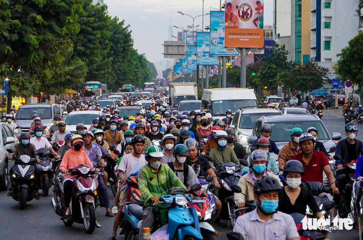 Nghẽn đường Cộng Hòa: Xe chờ lên cầu vượt Hoàng Hoa Thám như ‘chờ lên phà’ - Ảnh 2.