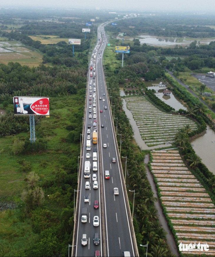 Cao tốc TP.HCM - Long Thành đang sửa cầu, tiếp tục ùn ứ ngày cuối tuần - Ảnh 1.