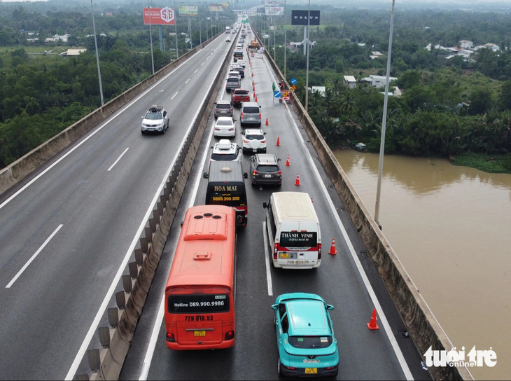 Cao tốc TP.HCM - Long Thành đang sửa cầu, tiếp tục ùn ứ vào dịp cuối tuần - Ảnh 3.