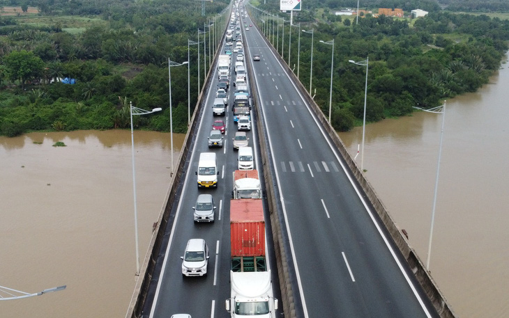 Kẹt cứng 8km trên cao tốc TP.HCM - Long Thành - Dầu Giây - Ảnh 4.