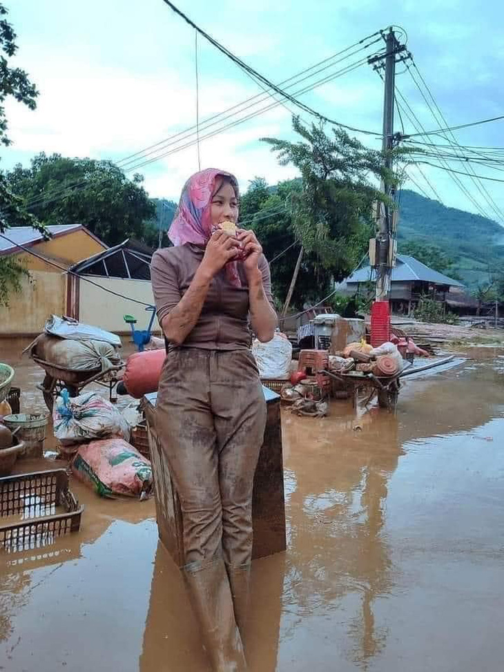 Dân mạng yêu quá hình ảnh cô giáo lấm lem bùn đứng ăn mì sống - Ảnh 1.