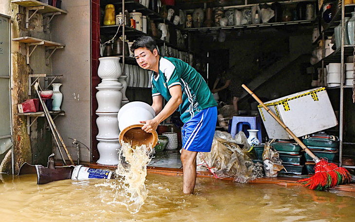 Vùng thấp trên Biển Đông xu hướng mạnh lên, có mô hình dự báo thành bão - Ảnh 2.