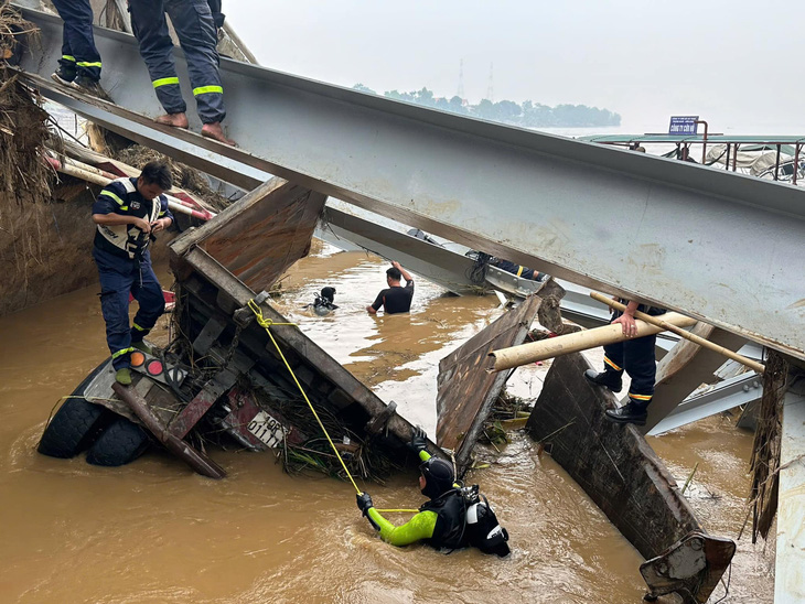 Vụ sập cầu Phong Châu: 'Người nhái' lặn tìm người mất tích - Ảnh 3.