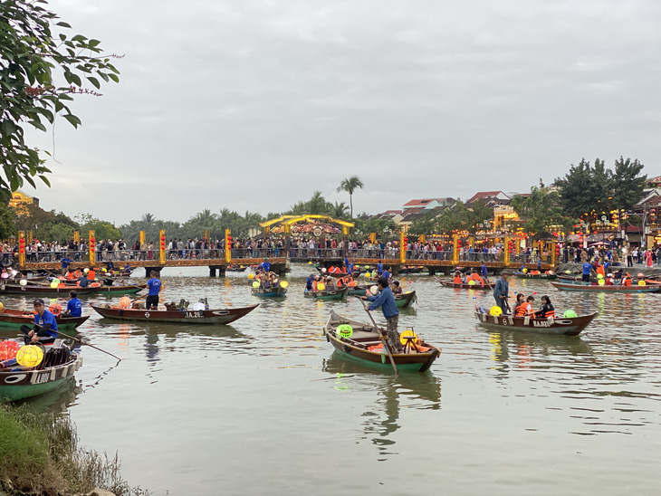 Lãnh đạo Hội An nói gì về quy định 'gia đình văn hóa 3 năm liên tiếp' mới được đón khách ở phố cổ? - Ảnh 1.