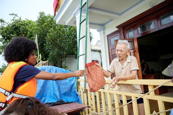 Tin tức giải trí 16-9: Tự Long trao quà ở vùng bão; Mỹ Tâm thăm Trung tâm Dưỡng lão Thị Nghè - Ảnh 7.