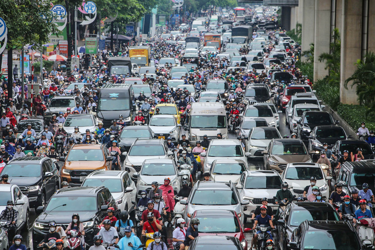 Sáng đầu tuần, đường phố Hà Nội lại ngập sau mưa lớn, có đoạn ngập dài 2km - Ảnh 3.