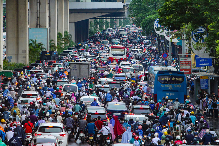 Sáng đầu tuần, đường phố Hà Nội lại ngập sau mưa lớn, có đoạn ngập dài 2km - Ảnh 4.