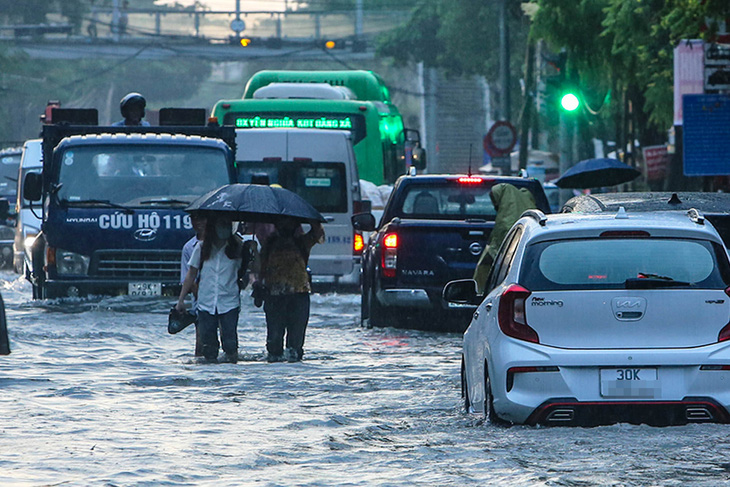 Sáng đầu tuần, đường phố Hà Nội lại ngập sau mưa lớn, có đoạn ngập dài 2km - Ảnh 5.