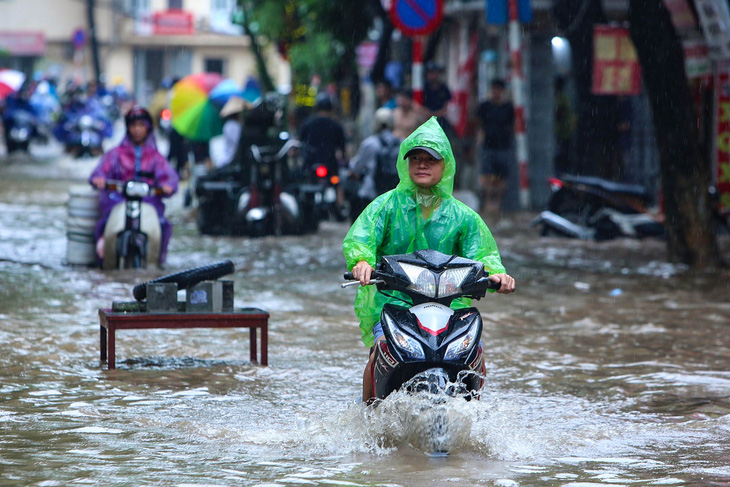 Sáng đầu tuần, đường phố Hà Nội lại ngập sau mưa lớn, có đoạn ngập dài 2km - Ảnh 8.