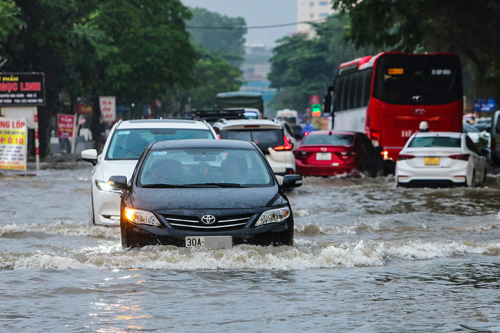 Sáng đầu tuần, đường phố Hà Nội lại ngập sau mưa lớn, có đoạn ngập dài 2km - Ảnh 6.