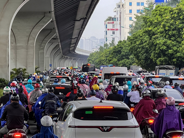 Sáng đầu tuần, đường phố Hà Nội lại ngập sau mưa lớn, có đoạn ngập dài 2km - Ảnh 9.